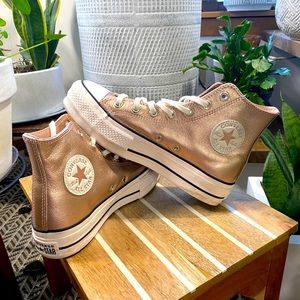 Converse platform shimmering pink.